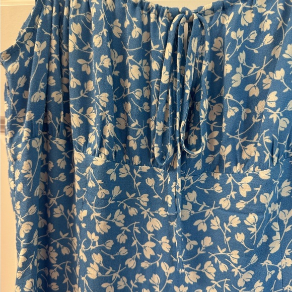 Reformation Abbott Dress in BLUE FLORAL - Picture 5 of 8